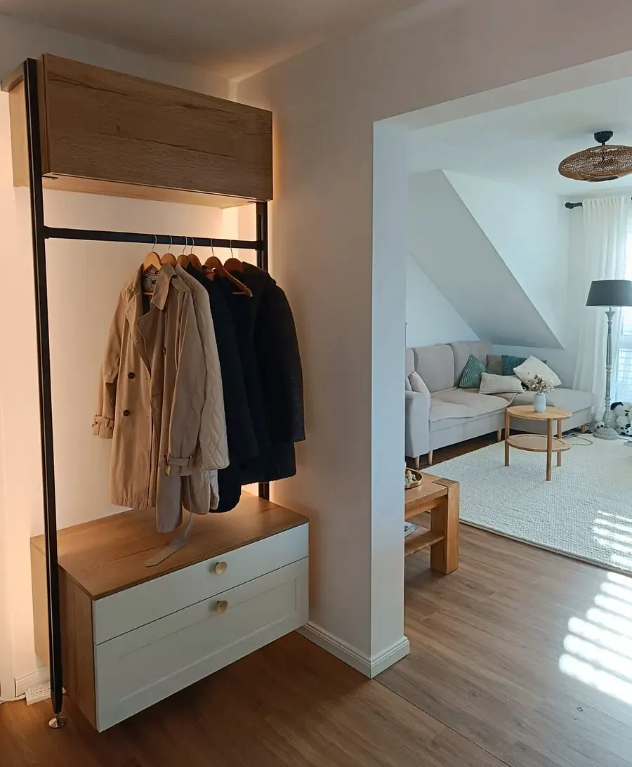 Garderobe mit Kleiderstange, Hängeschrank in Eiche und Schubladen im Flur