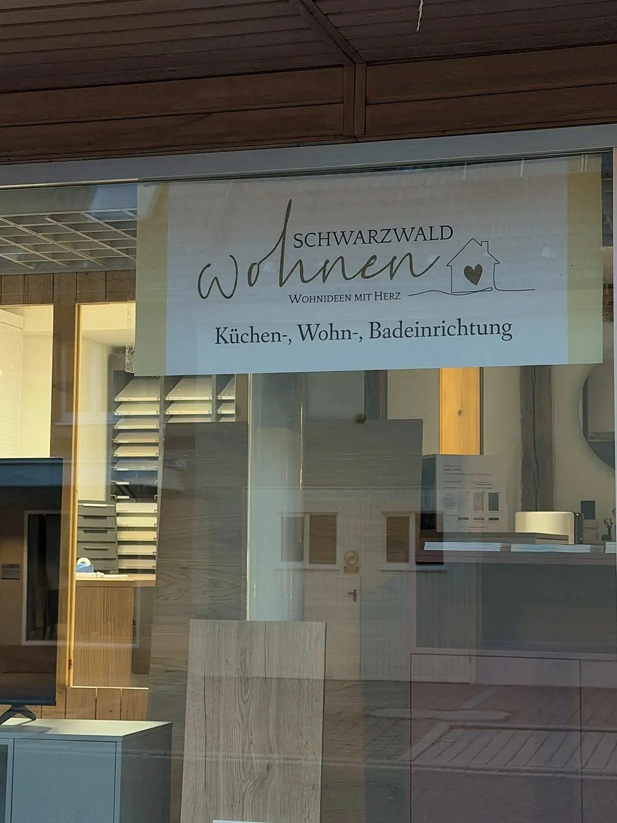 Schaufenster des Studios mit dem Schriftzug Küchen-, Wohn-, Badeinrichtung