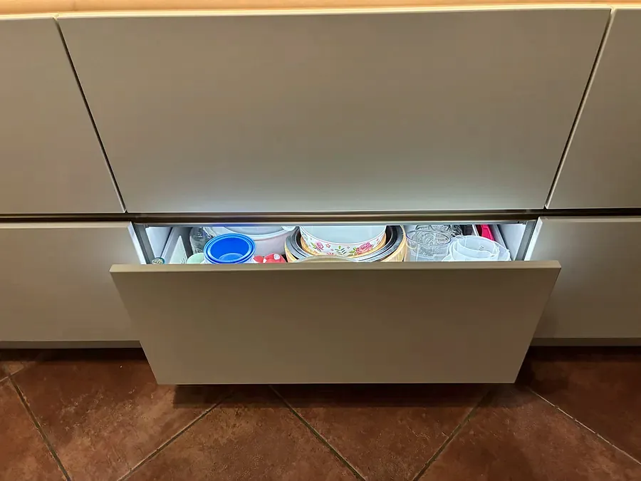 Geöffnete Küchenschublade mit Vollauszug und Innenbeleuchtung