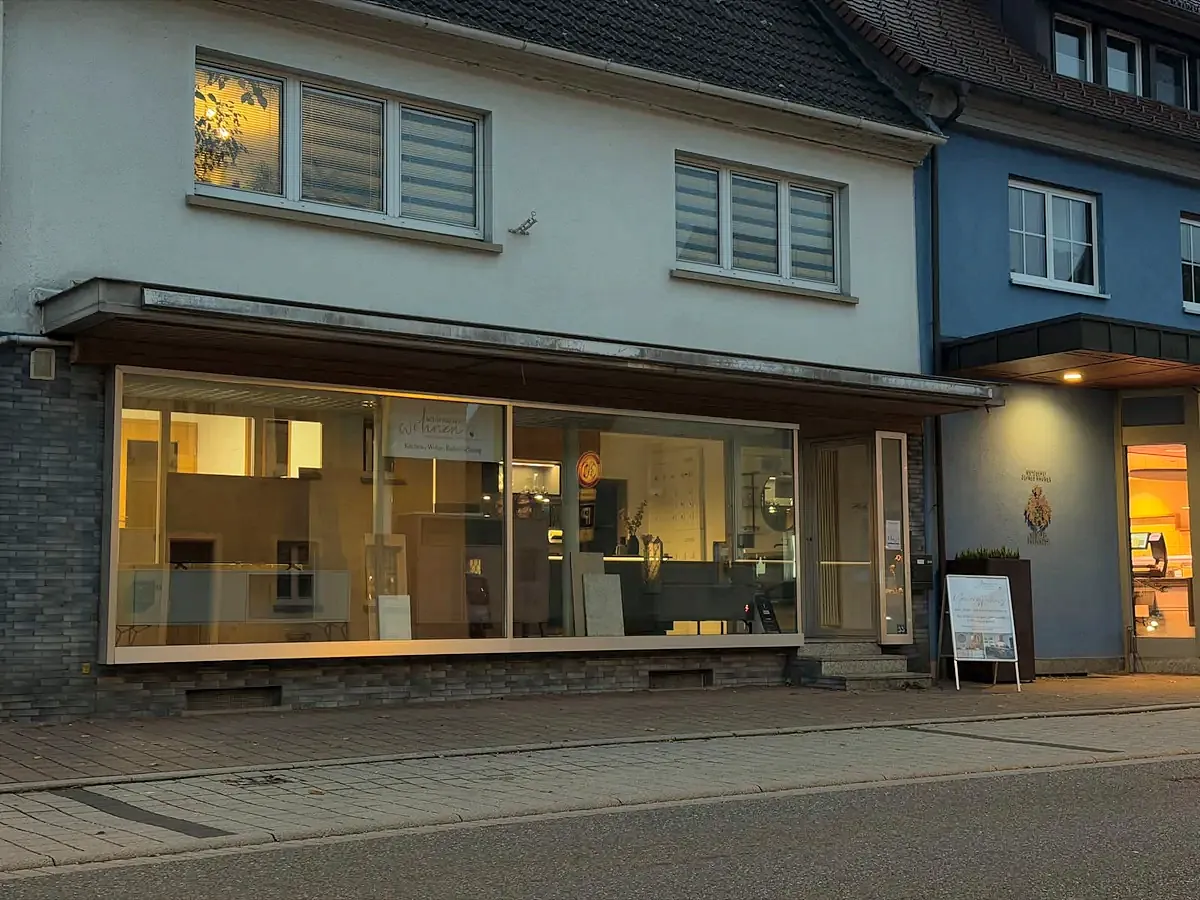 Ladenfront von Schwarzwald Wohnen an der Hauptstraße 55 in Hüfingen am Abend